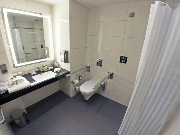 DoubleTree by Hilton Łódź : photo 2 de la chambre chambre lit king-size - accessible aux personnes à mobilité réduite