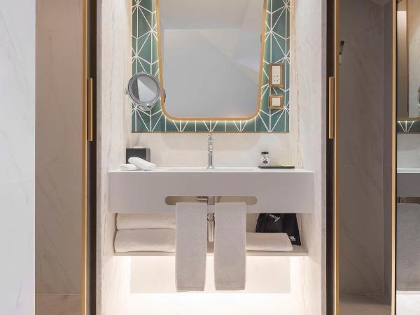 The Emerald House Lisbon - Curio Collection By Hilton : photo 8 de la chambre chambre lit king-size deluxe