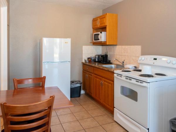 Nordic Inn and Suites : photo 9 de la chambre suite 1 lit queen-size - non-fumeurs