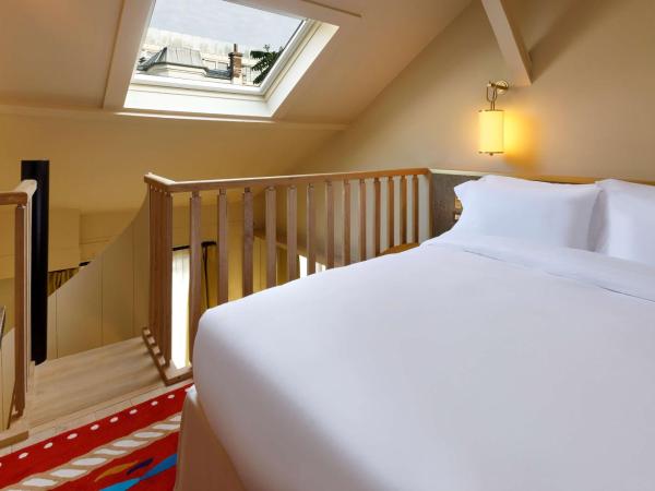 Le Belgrand Hotel Paris Champs Elysees, Tapestry By Hilton : photo 2 de la chambre chambre lit queen-size en duplex