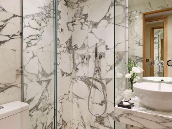 Le Belgrand Hotel Paris Champs Elysees, Tapestry By Hilton : photo 1 de la chambre chambre supérieure lit queen-size