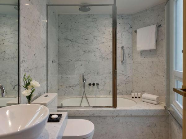 Le Belgrand Hotel Paris Champs Elysees, Tapestry By Hilton : photo 5 de la chambre chambre lit king-size deluxe