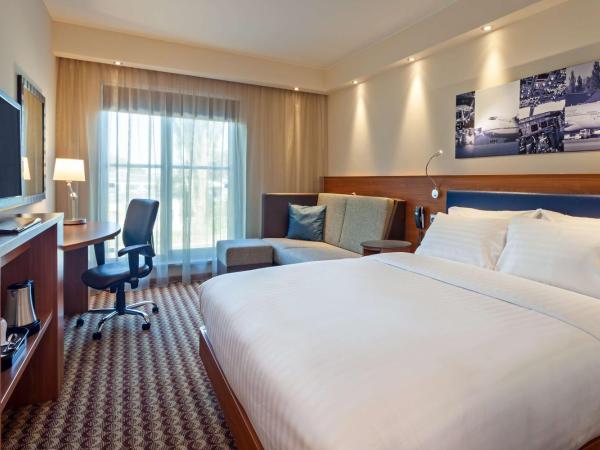 Hampton by Hilton Warsaw Airport : photo 1 de la chambre chambre lit queen-size avec canapé-lit