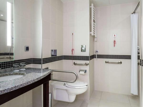 Hampton by Hilton Warsaw Airport : photo 2 de la chambre chambre lit queen-size - pour personnes à mobilité réduite