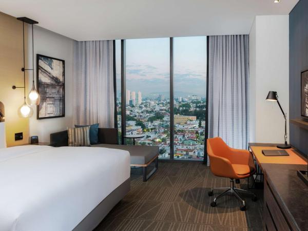 Hilton Guadalajara Midtown : photo 1 de la chambre chambre lit king-size
