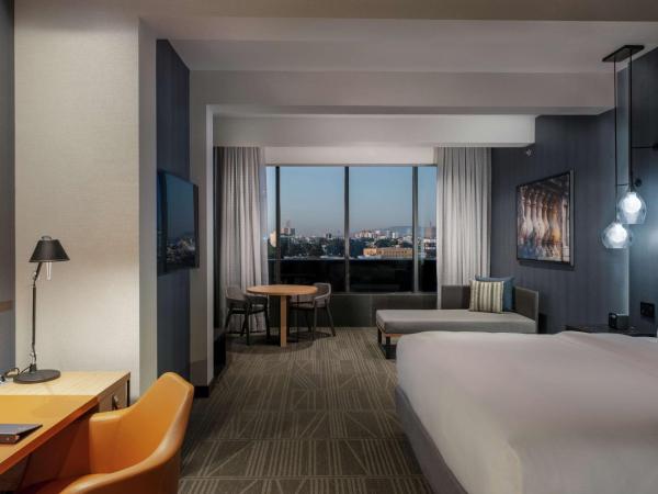 Hilton Guadalajara Midtown : photo 2 de la chambre suite junior lit king-size avec coin salon