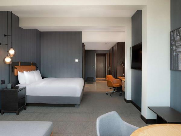 Hilton Guadalajara Midtown : photo 3 de la chambre suite junior lit king-size avec coin salon