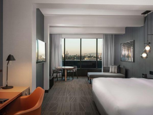 Hilton Guadalajara Midtown : photo 4 de la chambre suite junior lit king-size avec coin salon