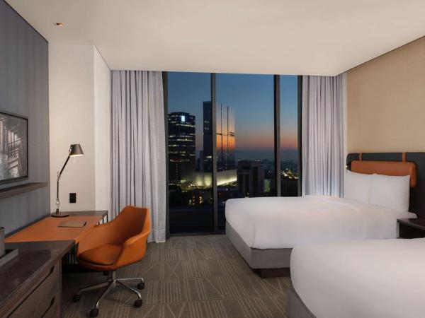 Hilton Guadalajara Midtown : photo 2 de la chambre chambre avec 2 lits queen-size - vue sur ville