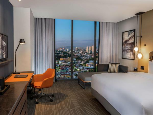 Hilton Guadalajara Midtown : photo 3 de la chambre chambre lit king-size - vue sur ville
