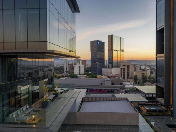 Hilton Guadalajara Midtown : photo 1 de la chambre chambre lit king-size - vue sur ville