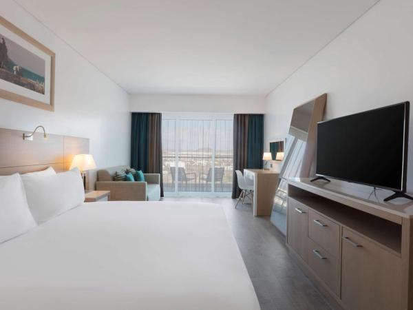 DoubleTree by Hilton Mazatlan, SIN : photo 1 de la chambre suite junior lit queen-size - vue sur ville