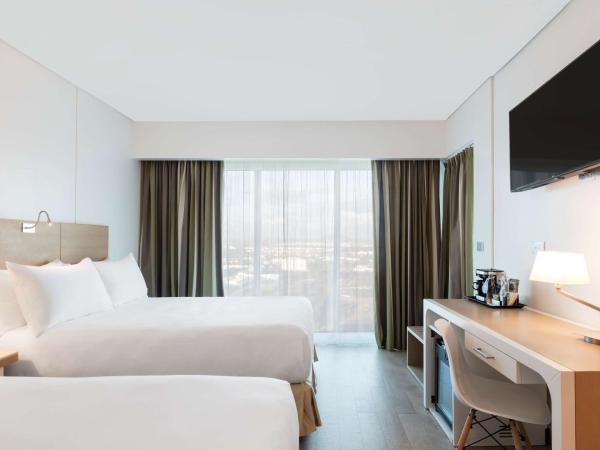 DoubleTree by Hilton Mazatlan, SIN : photo 1 de la chambre chambre double de luxe avec 2 lits doubles et vue sur ville