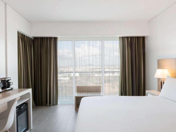 DoubleTree by Hilton Mazatlan, SIN : photo 3 de la chambre chambre lit queen-size - vue sur ville