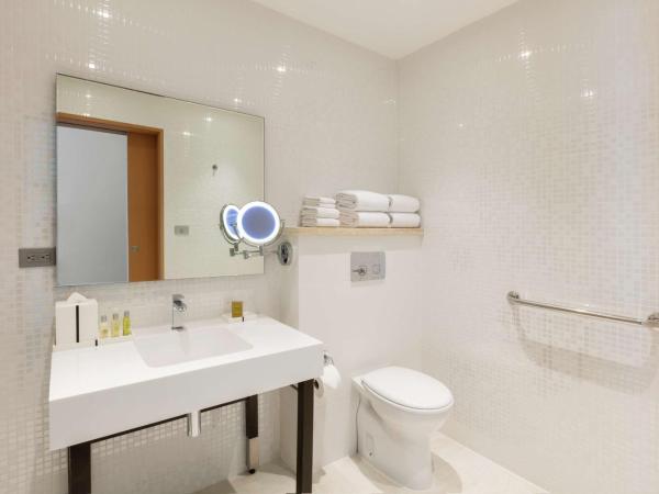 DoubleTree by Hilton Mazatlan, SIN : photo 3 de la chambre chambre lit king-size pour personnes à mobilité réduite - douche accessible en fauteuil roulant