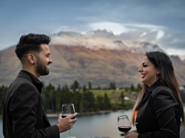 Lakeview Colonial Motel : photo 10 de la chambre deluxe king studio with a lake and mountain view