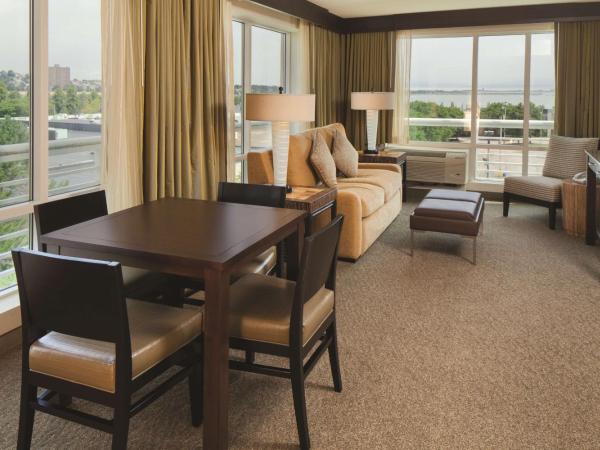 DoubleTree by Hilton Hotel Boston Bayside : photo 4 de la chambre suite lit king-size – non-fumeurs