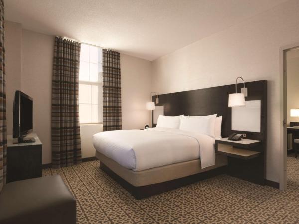 DoubleTree by Hilton Hotel Boston - Downtown : photo 1 de la chambre suite lit king-size