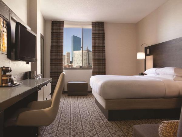 DoubleTree by Hilton Hotel Boston - Downtown : photo 1 de la chambre hébergement lit king-size - vue sur ville