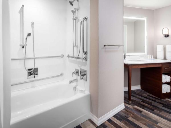 Hampton Inn Boston Seaport District : photo 3 de la chambre chambre lit king-size avec baignoire accessible aux personnes à mobilité réduite - adaptée aux personnes à mobilité réduite
