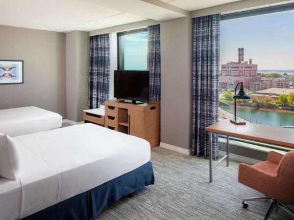 Hampton Inn Boston Seaport District : photo 3 de la chambre chambre avec 2 lits queen-size et canapé-lit - vue sur eau - accessible aux personnes à mobilité réduite