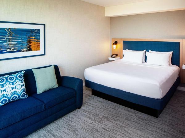 Hampton Inn Boston Seaport District : photo 1 de la chambre chambre king avec sofa