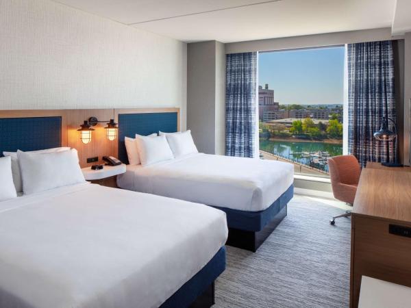 Hampton Inn Boston Seaport District : photo 3 de la chambre chambre avec 2 lits queen-size et baignoire - vue sur eau - accessible aux personnes à mobilité réduite
