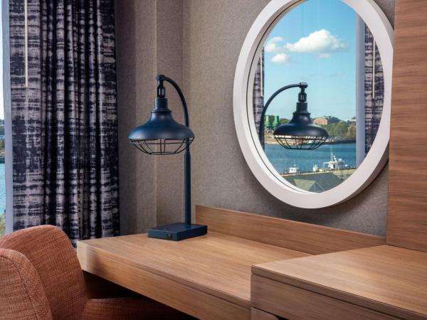 Hampton Inn Boston Seaport District : photo 4 de la chambre chambre lit king-size - vue sur eau