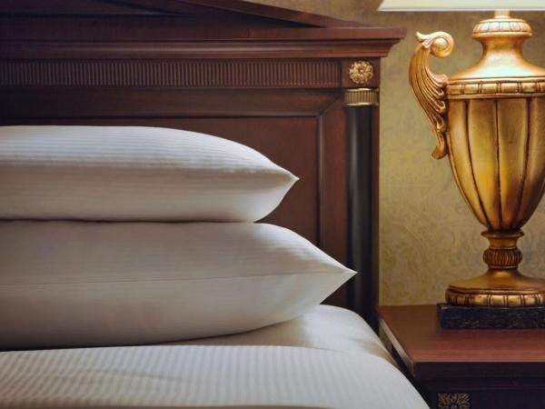 The Drake Hotel : photo 5 de la chambre chambre lit king-size avec canapé-lit