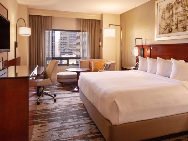 Hilton Denver City Center : photo 1 de la chambre king room with transfer shower - mobility access