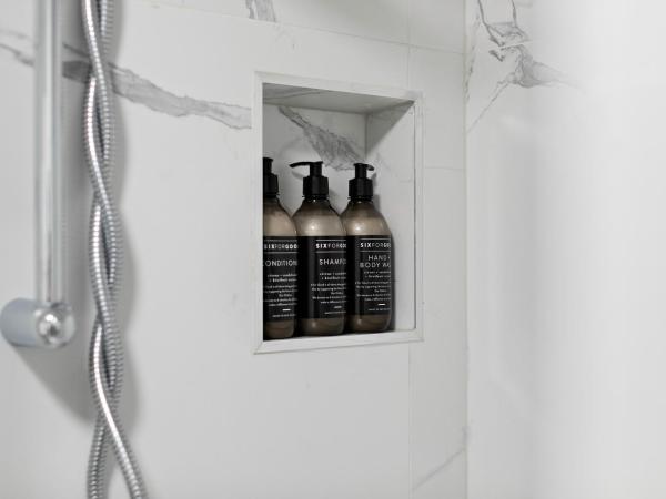 Lakeview Colonial Motel : photo 3 de la chambre queen studio with a lake and mountain view