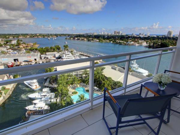Hilton Fort Lauderdale Marina : photo 1 de la chambre hébergement lit king-size avec balcon - Étage supérieur - vue sur eau