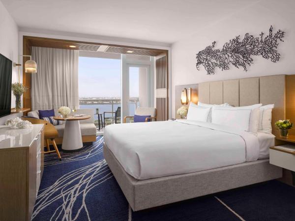 Hilton Fort Lauderdale Marina : photo 2 de la chambre hébergement lit king-size avec balcon - Étage supérieur - vue sur eau