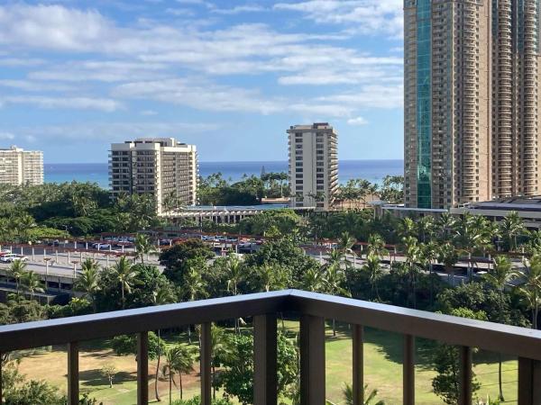 DoubleTree by Hilton Alana - Waikiki Beach : photo 4 de la chambre suite lit king-size - vue sur océan