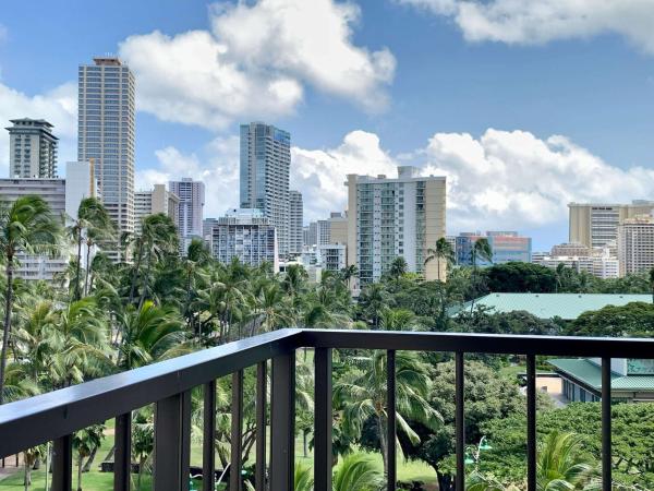 DoubleTree by Hilton Alana - Waikiki Beach : photo 3 de la chambre two queen beds city mountain view