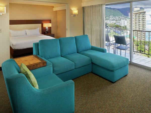 DoubleTree by Hilton Alana - Waikiki Beach : photo 8 de la chambre one bedroom king suite with city mountain view