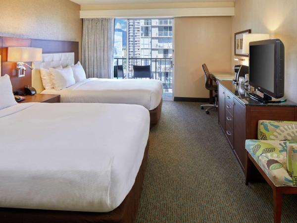 DoubleTree by Hilton Alana - Waikiki Beach : photo 5 de la chambre two queen beds city mountain view