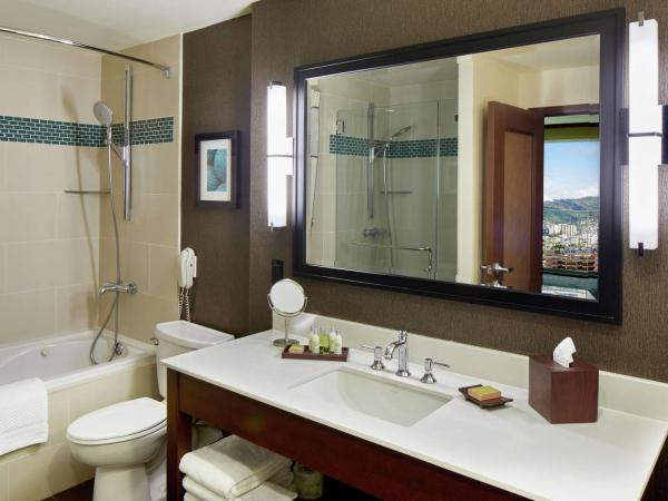 DoubleTree by Hilton Alana - Waikiki Beach : photo 2 de la chambre suite lit king-size - vue sur océan