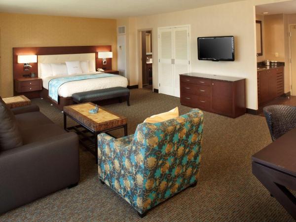 DoubleTree by Hilton Alana - Waikiki Beach : photo 5 de la chambre one bedroom kalia suite king bed with partial ocean view