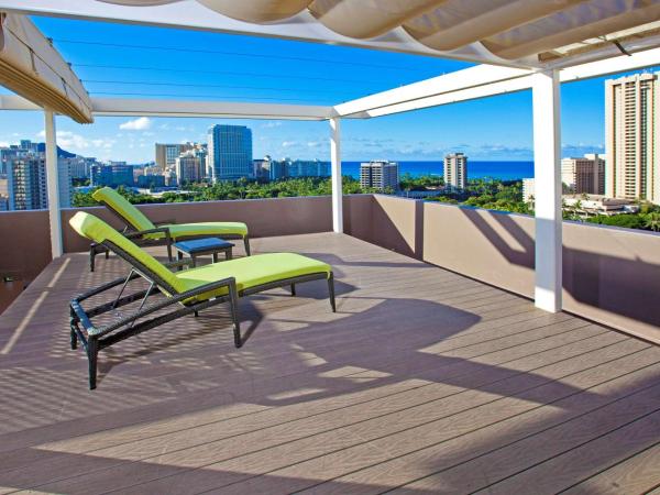 DoubleTree by Hilton Alana - Waikiki Beach : photo 6 de la chambre one bedroom kalia suite king bed with partial ocean view