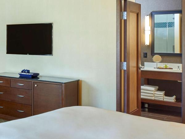 DoubleTree by Hilton Alana - Waikiki Beach : photo 7 de la chambre two queen beds city mountain view