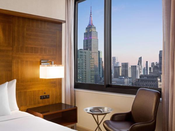 Hilton New York Times Square : photo 6 de la chambre chambre lit king-size deluxe - Étage