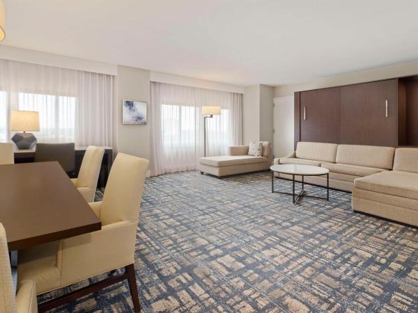 Hilton Orlando Lake Buena Vista - Disney Springs™ Area : photo 1 de la chambre chambre avec salon - adaptée aux personnes malentendantes