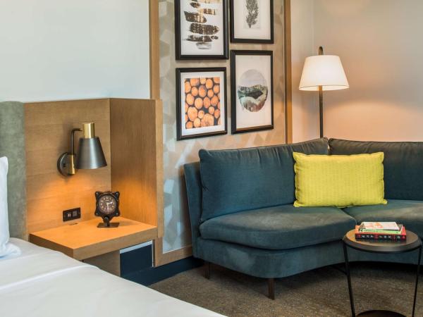 The Duniway Portland, A Hilton Hotel : photo 5 de la chambre chambre lit king-size avec baignoire - adaptée aux personnes à mobilité réduite/malentendantes 