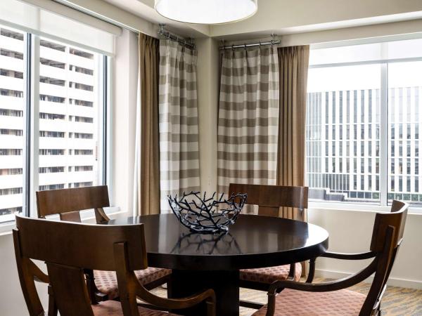 The Inn at Penn, A Hilton Hotel : photo 2 de la chambre suite junior lit king-size