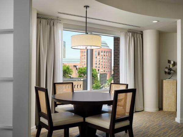 The Inn at Penn, A Hilton Hotel : photo 2 de la chambre suite d'angle king