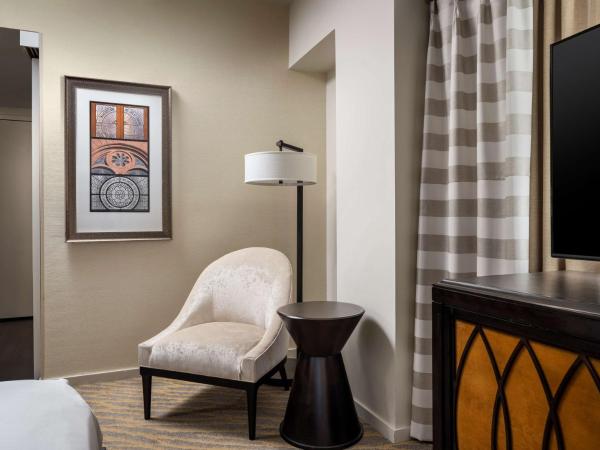 The Inn at Penn, A Hilton Hotel : photo 2 de la chambre chambre lit queen-size 