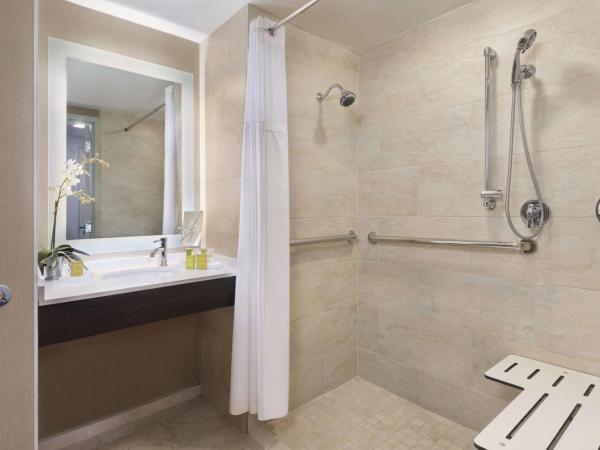 The Inn at Penn, A Hilton Hotel : photo 4 de la chambre chambre double avec 2 lits doubles et douche accessible en fauteuil roulant - accès pour personnes à mobilité réduite