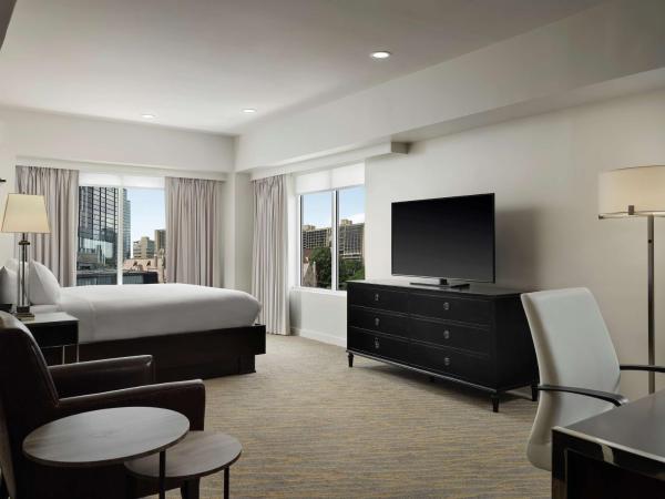 The Inn at Penn, A Hilton Hotel : photo 4 de la chambre chambre d'angle lit king-size