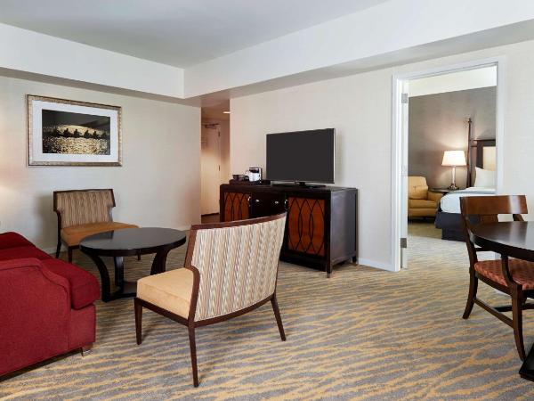 The Inn at Penn, A Hilton Hotel : photo 4 de la chambre suite junior lit king-size